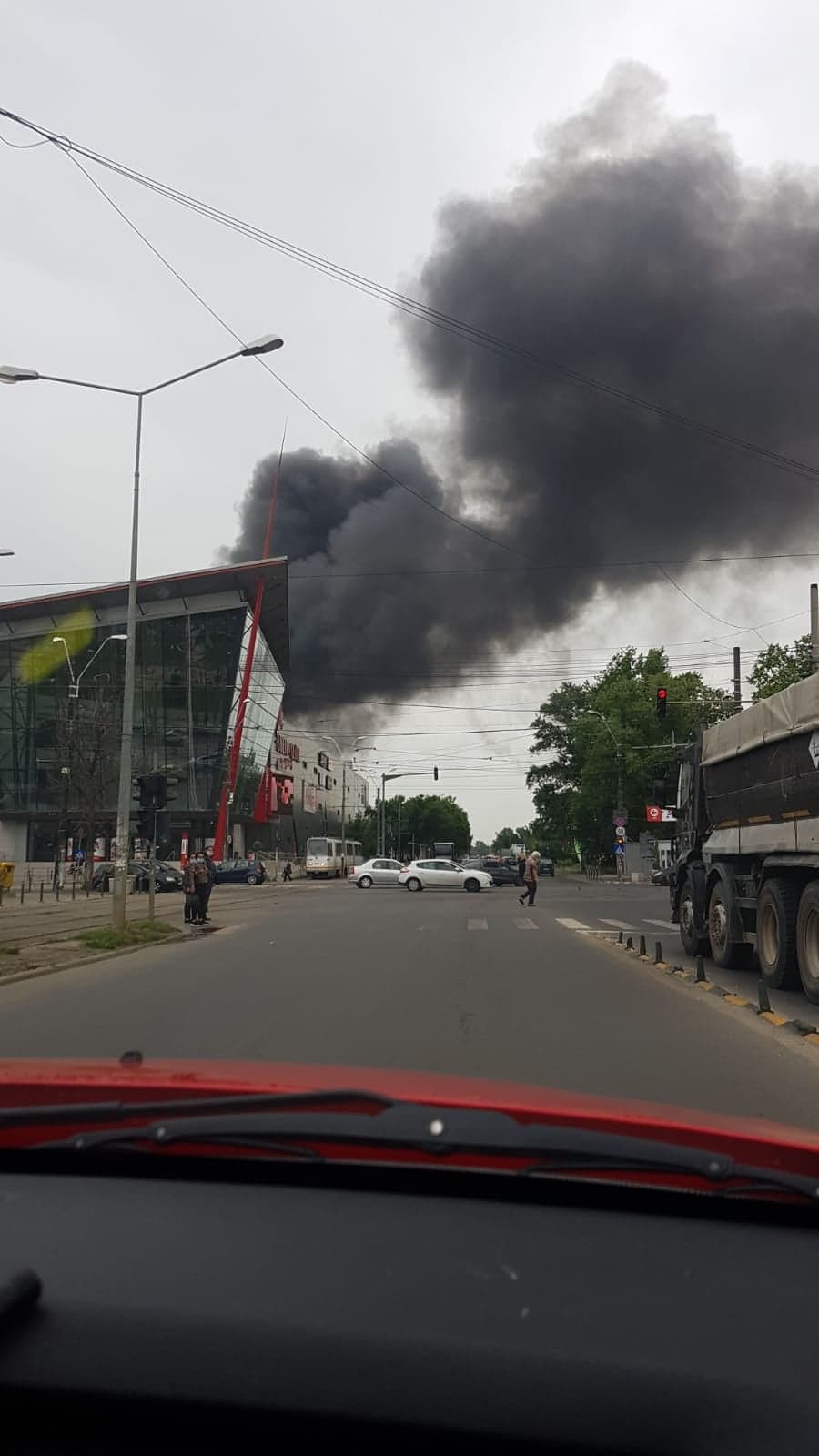 Incendiu puternic la un mall din Arad. Doi angajați surprinși de foc pe acoperișul clădirii. A fost emis mesaj RO-Alert