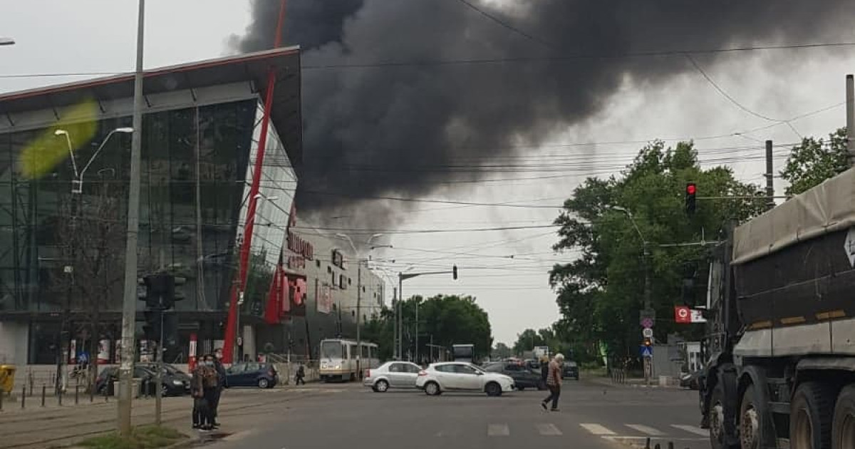 Incendiu puternic la un mall din Arad. Doi angajați surprinși de foc pe acoperișul clădirii. A fost emis mesaj RO-Alert|EpicNews