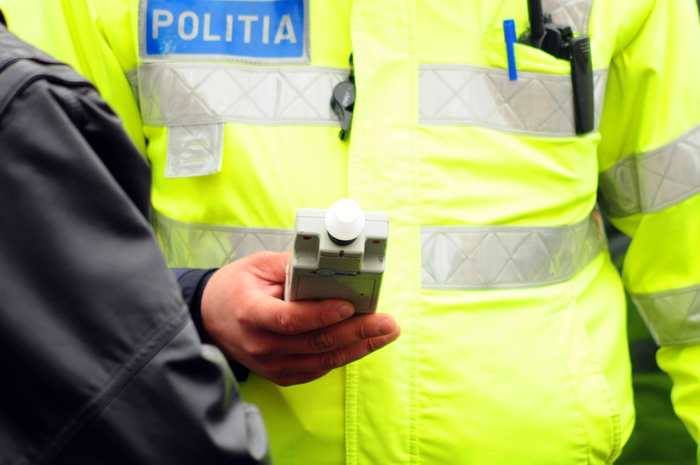 O adolescentă de 14 ani a fost prinsă băută la volanul unei mașini, în Hunedoara