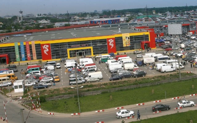 Îmbrăcăminte şi parfumuri în valoare de peste 8,7 milioane de lei, confiscate după perchezițiile de la Dragonul Roşu