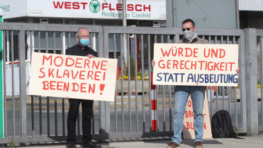 firo: May 9th, 2020 General Corona Virus Kreis Coesfeld, Westfleisch, Extension of the Corona Restrictions Protest by two opponents of modern worker slavery. left: Prv§lat Peter Kossen and right with champion Dominik Blum (right) with posters "Wvrde und G
