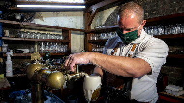 Barman cu mască anti-covid în Cehia