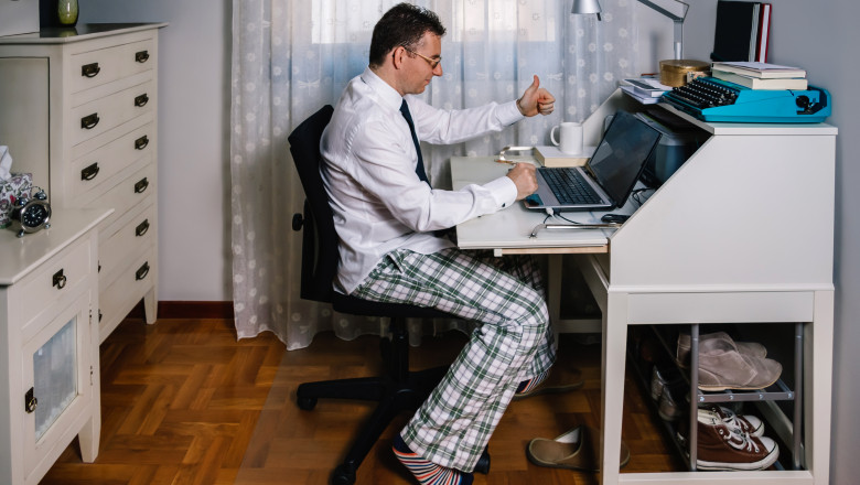 Bărbat la birou cu cămașă și pantaloni de pijamale