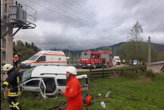 Un mort si cinci raniti, dupa ce o masina in care se aflau sase persoane a intrat violent intr-un stalp pe un drum putin circulat