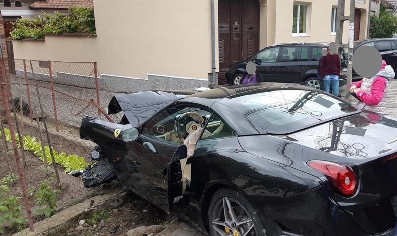 FOTO. Un bolid Ferarri, facut praf intr-o comuna din Alba