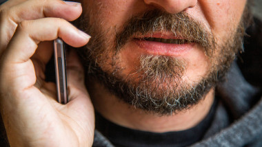 barbat cu barba vorbind la telefon