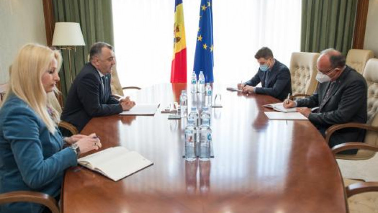 Premierul R. Moldova, Ion Chicu (stânga) discută cu ambasadorul României la Chișinău, Daniel Ioniță