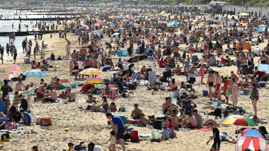 sute de oameni inghesuiti pe plaje in Marea Britanie