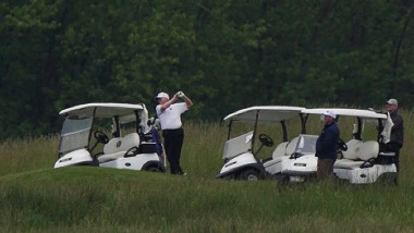 Donald Trump joaca golf fara masca de protectie