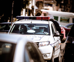 Un polițist din Argeș a fost lovit în cap în timp ce încerca să imobilizeze un bărbat agresiv