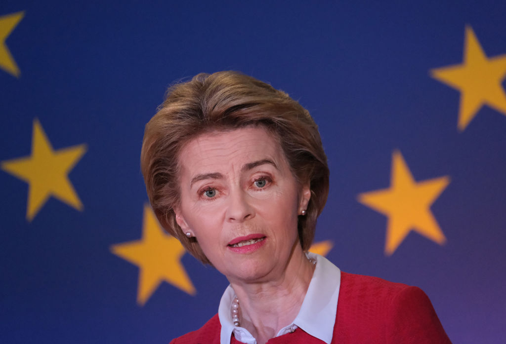 Ursula von der Leyen a acordat primul ajutor unui pasager care a suferit o urgenţă medicală în timpul zborului. Șefa CE este medic