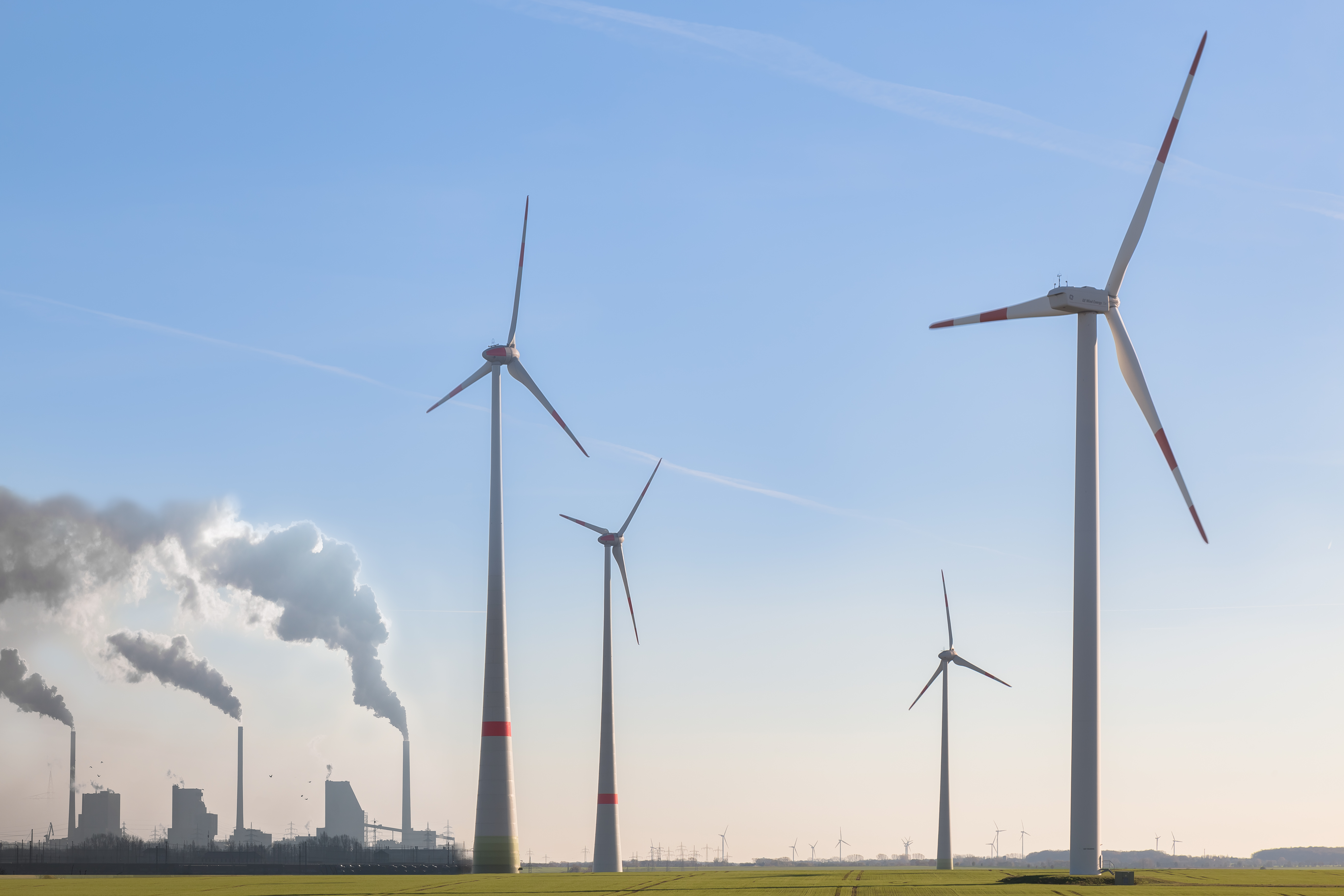 Turbinele eoliene din România produc energie cât trei reactoare nucleare, luni după-amiaza