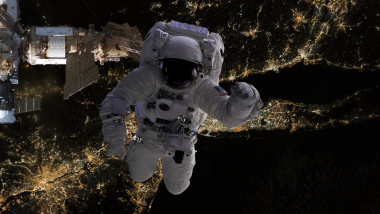 astronaut in spatiu