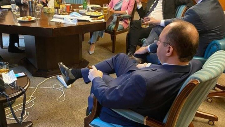 orban fumand in birou