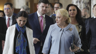 Viorica Dăncilă, Sorina Pintea și Anton Pisaroglu merg către ședința de Guvern