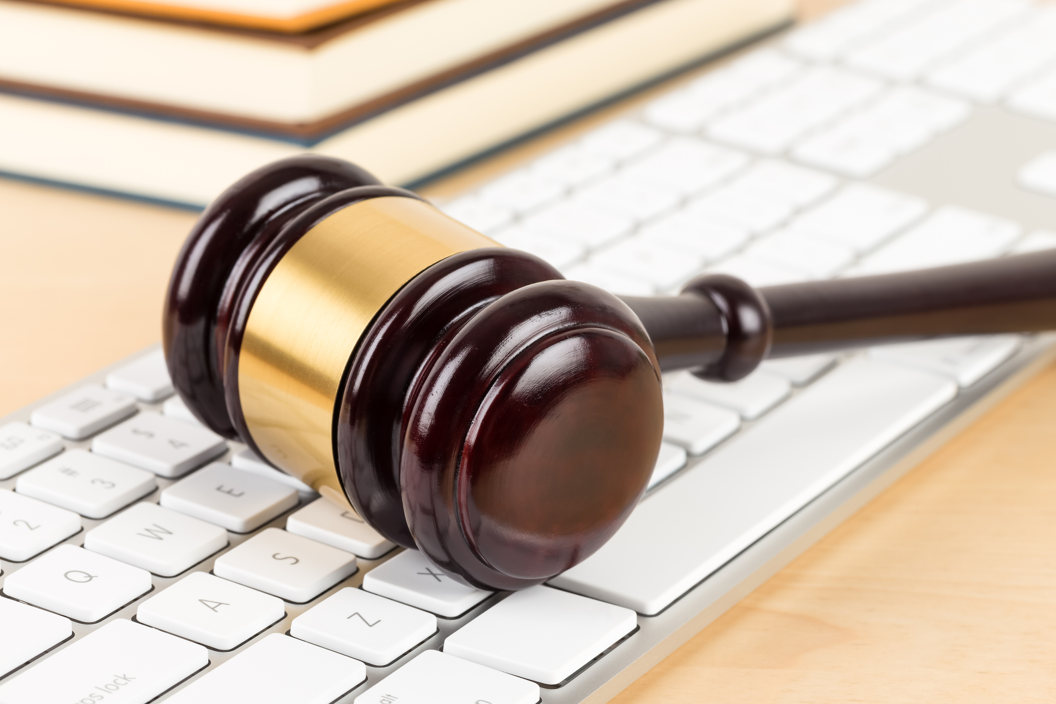 Deschiderea unui cont pe o reţea socială pe numele altei persoane este infracţiune. Decizie ÎCCJ pornită de la un site pentru adulți