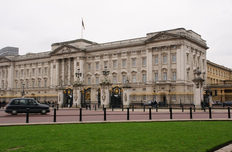 Furt de medalii și obiecte prețioase de la Palatul Buckingham. Cine este autorul
