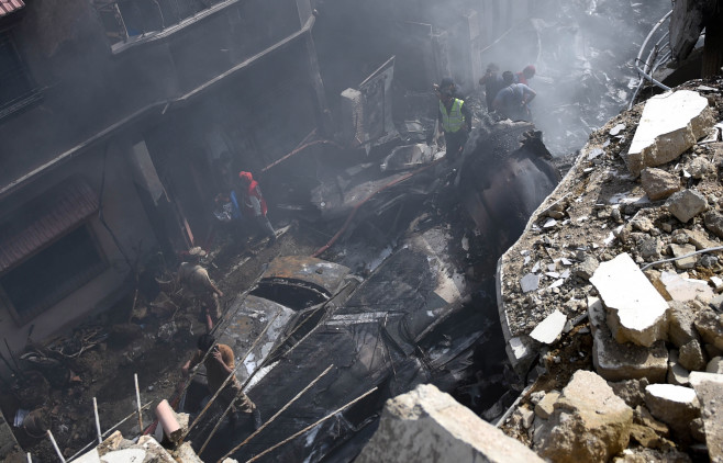 Momentul în care avionul cu 99 de persoane la bord s-a prăbușit în sudul Pakistanului