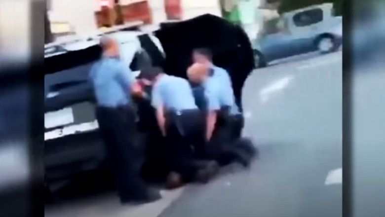 trei politisti stau cu genunchii pe george floyd
