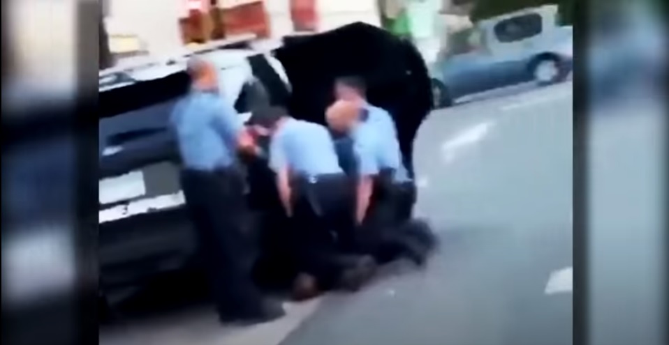 Cazul George Floyd. O noua inregistrare video socanta arata ca trei agenti de politie stateau cu genunchii pe barbatul care se sufoca