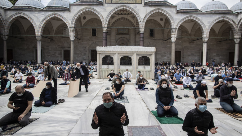 Friday pray at the Suleymaniye mosque after being 74 days closed due to COVID-19 measures.