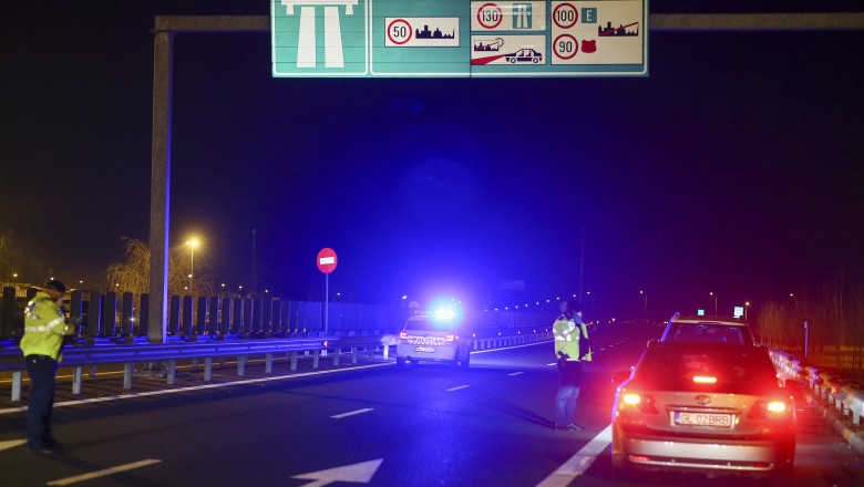 polițiști și mașini de poliție restricționează circulația de mașini pe la vama nădlac, granița cu ungaria