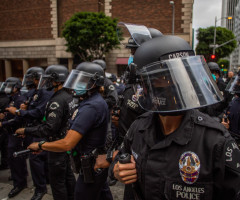 Noi violențe în America: Donald Trump dă vina pe stânga radicală. La Los Angeles poliția trage cu gloanțe de cauciuc