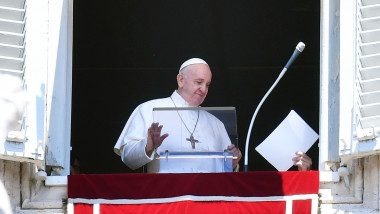 Papa Francisc rostește alocuţiunea duminicală de la de la fereastra apartamentului pontifical