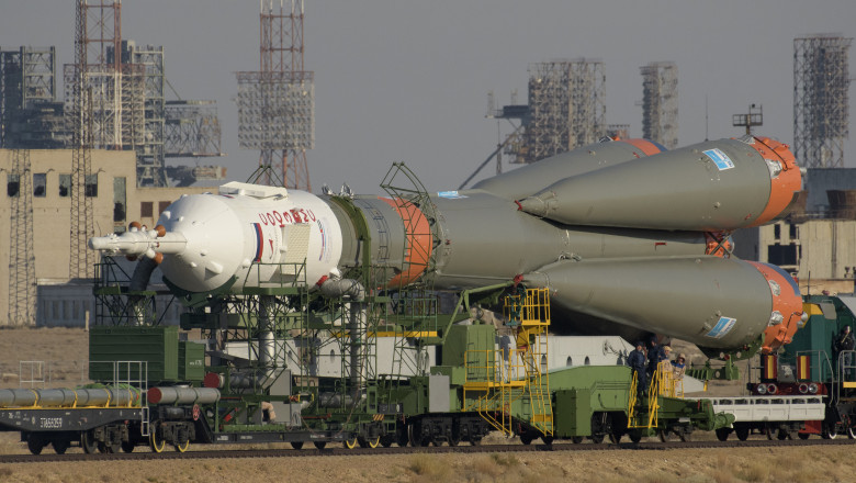 Racheta rusească Soiuz pregătită de lansarea de pe cosmodromul Baikonur din Kazahstan