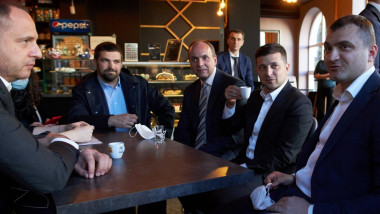 presedintele ucrainei Volodimir Zelenski la o cafenea cu mai multi ministri desi nu este voie din cauza restrictiilor din pandemie