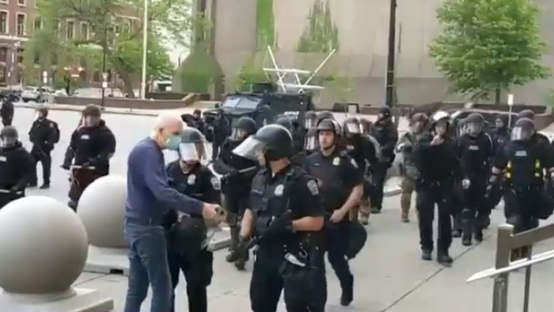 proteste-sua-batran-impins-de-politisti