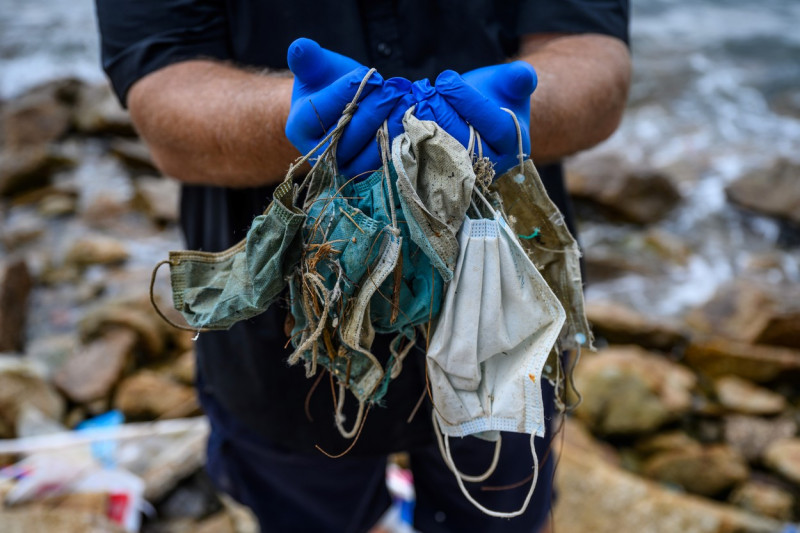 Plajele din Hong Kong, "sufocate" de măşti de unică folosinţă