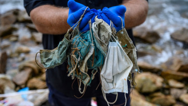 Plajele din Hong Kong, "sufocate" de măşti de unică folosinţă