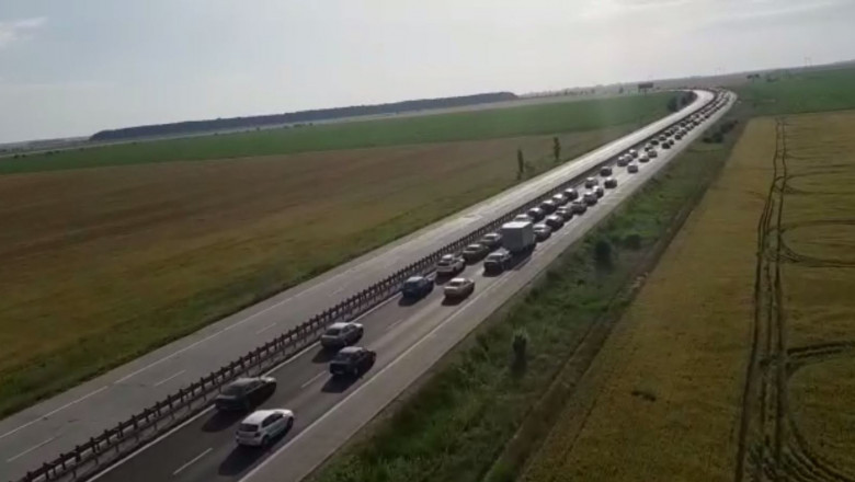 coloana de masini stau in trafic pe autostrada soarelui