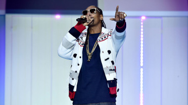 Rapperul american Snoop Dogg gesticulează în timpul unui concert