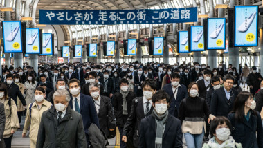 persoane cu măști de protecție în Japonia