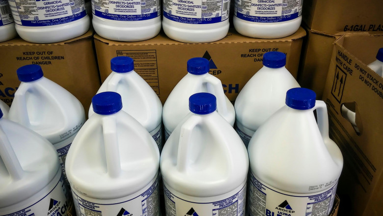 Gallon jugs of bleach in a store in New York on Monday, March 30, 2020. (© Richard B. Levine)