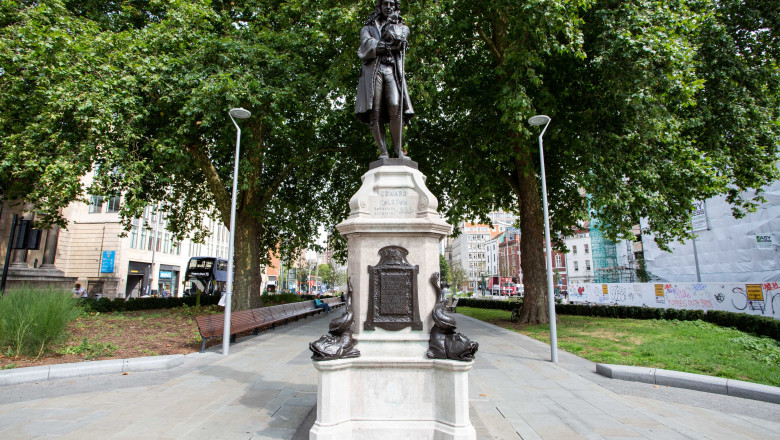 Statuia lui Edward Colston din Bristol a fost dărâmată de manifestanții antirasism
