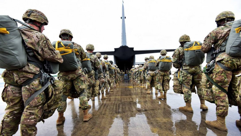 parașutiști americani se îmbarcă în avion, militari americani