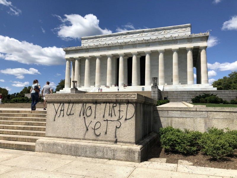 Lincoln memorial graffiti 1