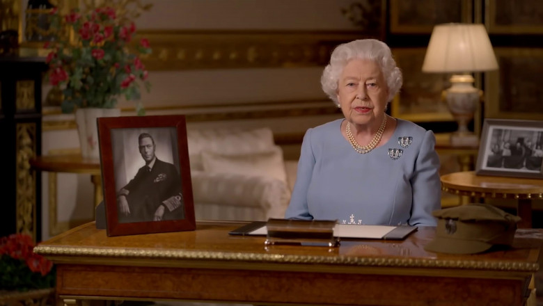 Regina Elisabeta a II-a adresându-se națiunii de la castelul Windsor la 9 mai, cu ocazia Zilei Victoriei