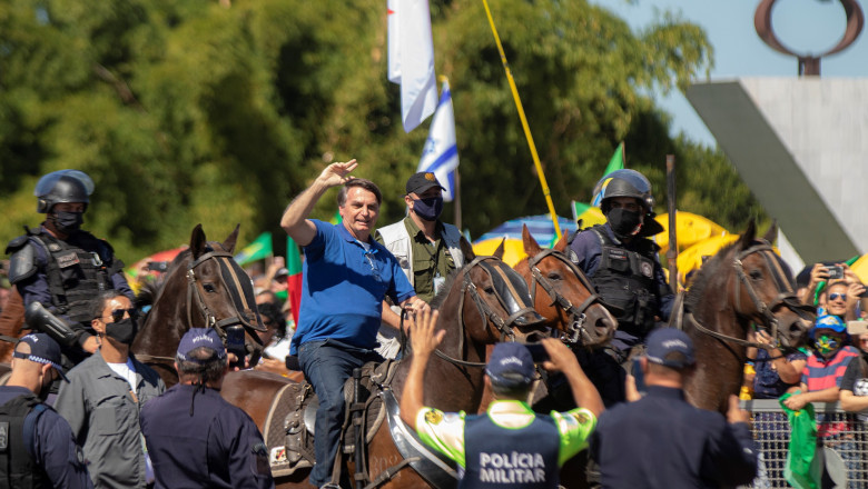 Bolsonaro attends a protest with thousands of people and ignores COVID-19
