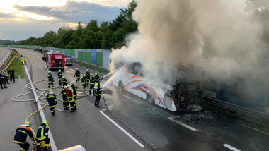 Un autocar cu 49 de români a luat foc pe o autostradă din Austria FOTO: Serviciul pompierilor din Allander