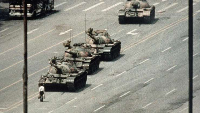 Imaginea emblematică din timpul protestelor din Piața Tiananmen, când un bărbat necunoscut s-a așezat în fața tancurilor