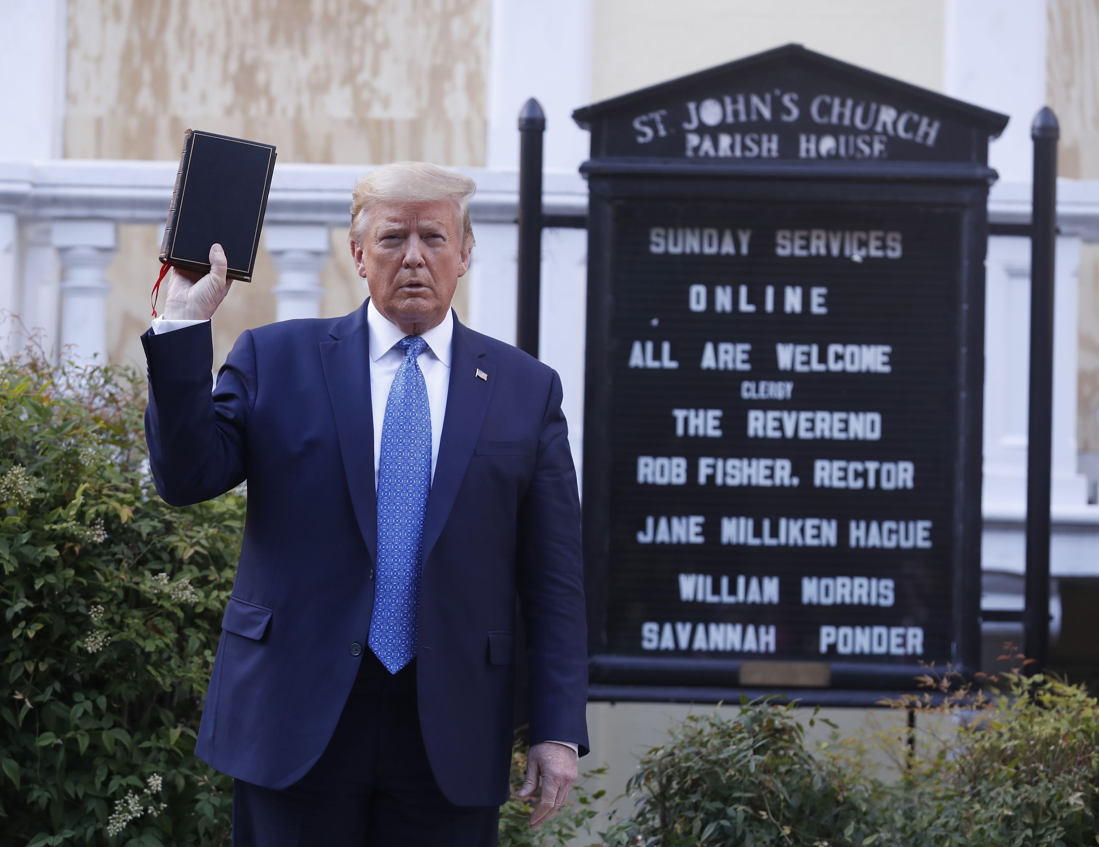Imaginea lui Trump, cu Biblia in mana in fata unei biserici, a starnit furia clericilor: „Religia nu este un instrument politic”