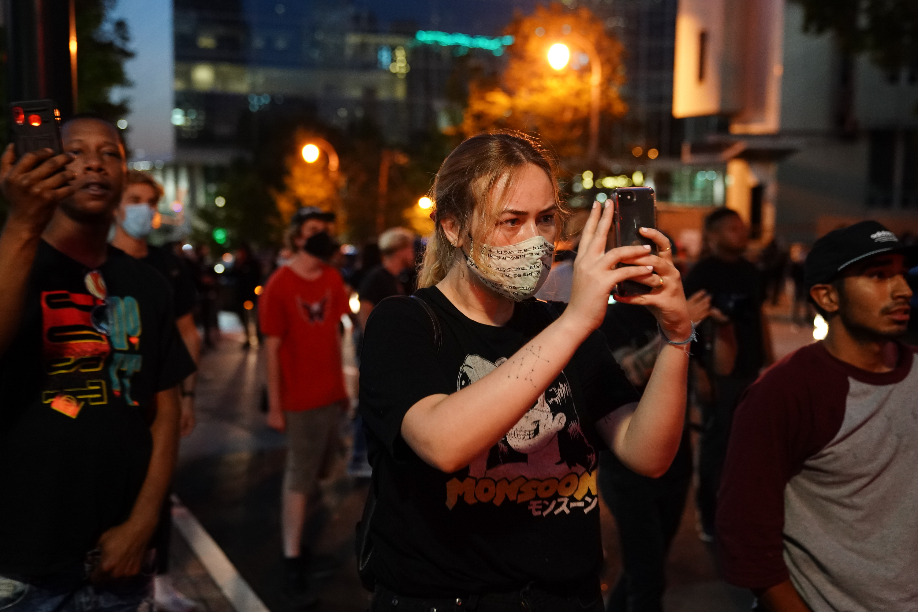 Analiza BBC. In timpul protestelor din SUA s-au raspandit online teorii ale conspiratiei si clipuri video inselatoare