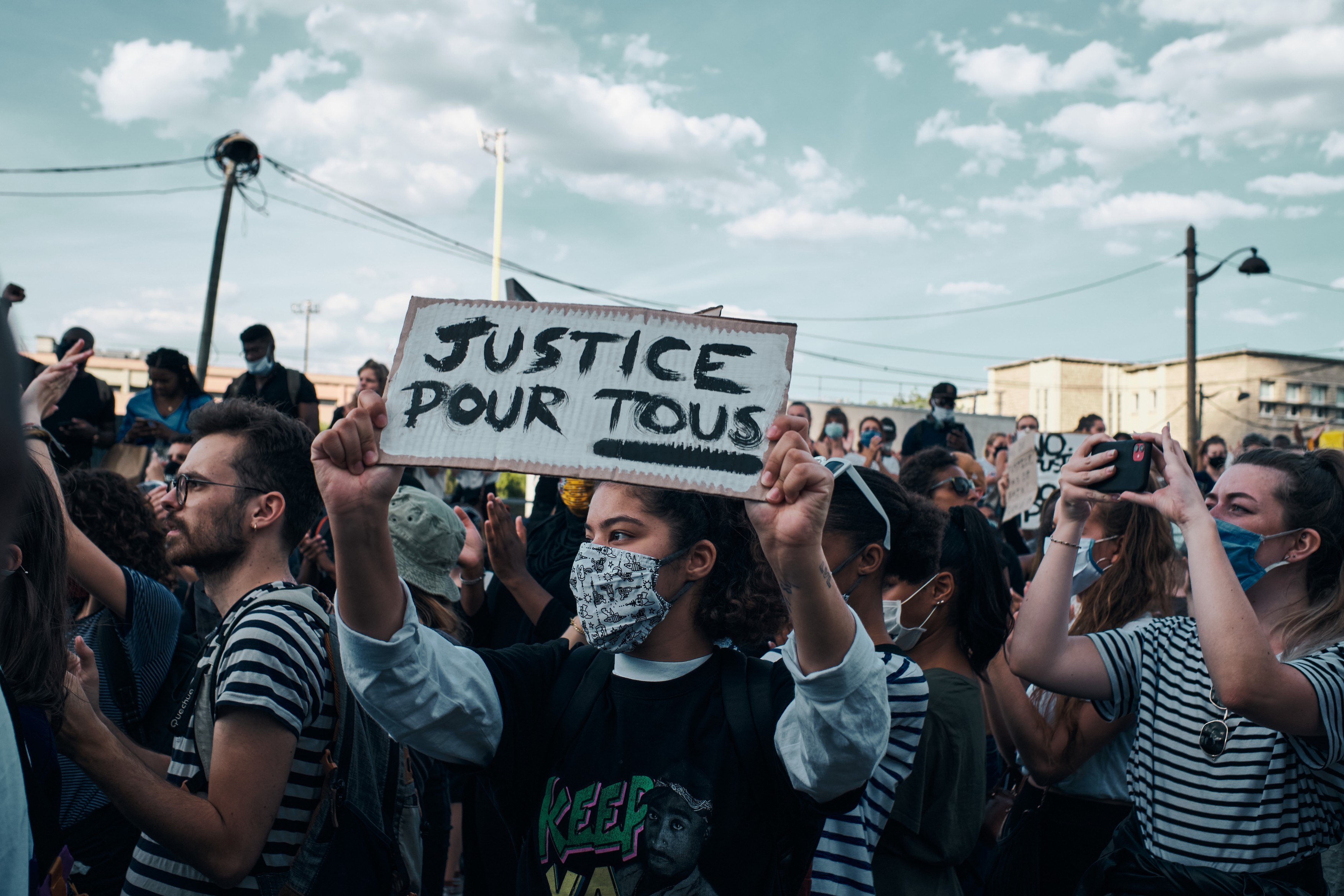 Gaze lacrimogene si baricade la protestele din Franţa faţa de violenţele poliţiei