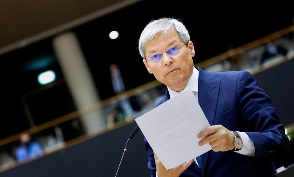 Cioloș, așteptat azi în Parlament cu lista de miniștri și programul de guvernare