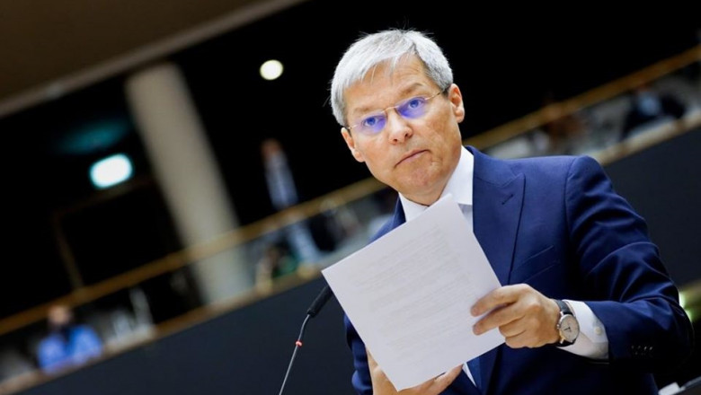 Dacian Cioloș ține un discurs