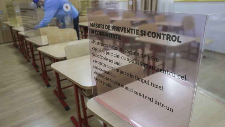 Separatoarele de plexiglas la bănci, una dintre măsurile preconizate pentru prevenirea infecției cu coronavirus în școli